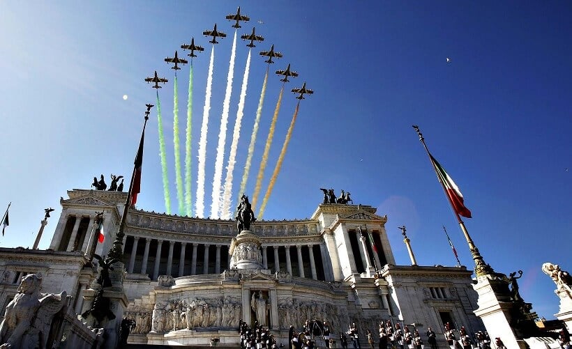 Aviões sobrevoando o monumento Vittorio Emanuelle II em Roma