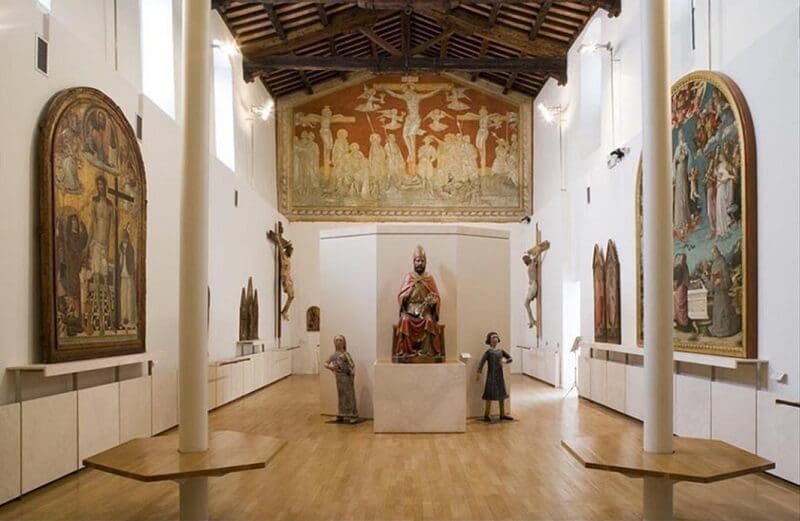 Peças expostas no Museo Civico Diocesano di Arte Sacra em Montalcino