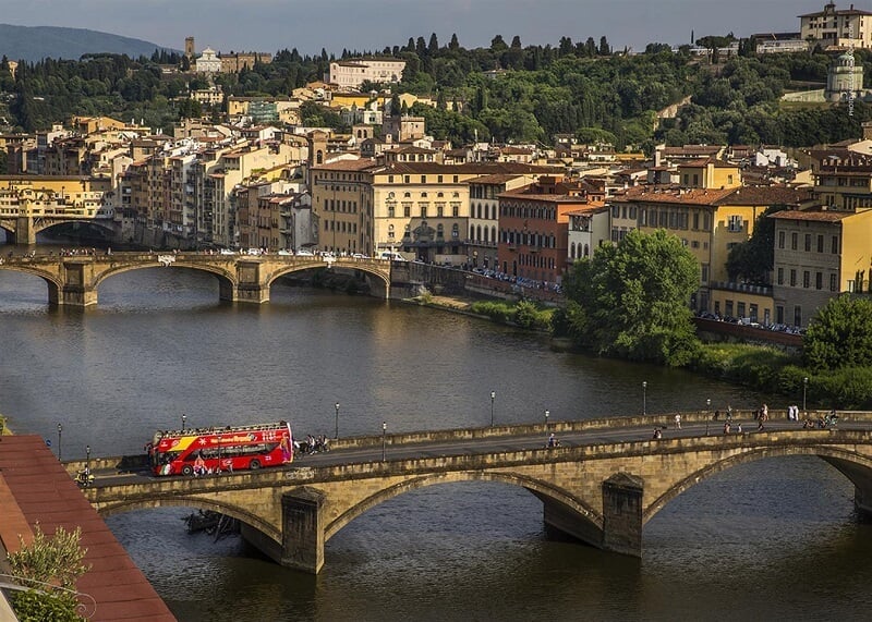 Ônibus turístico passando por ponte de Florença