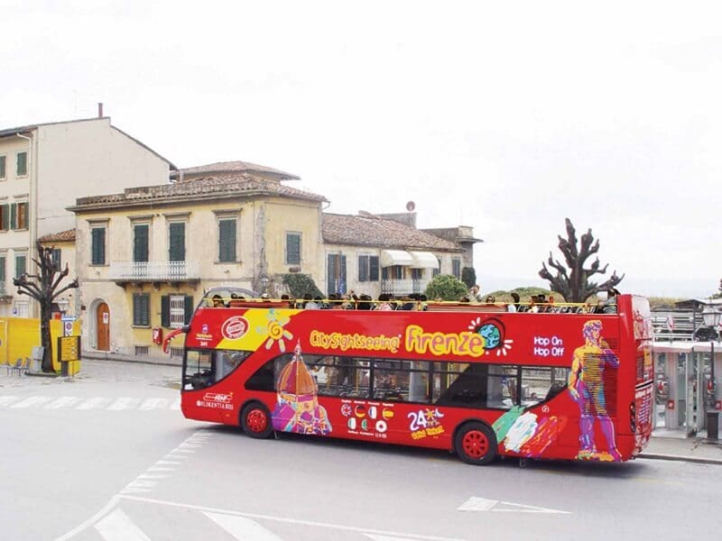 Ônibus turístico em rua de Florença