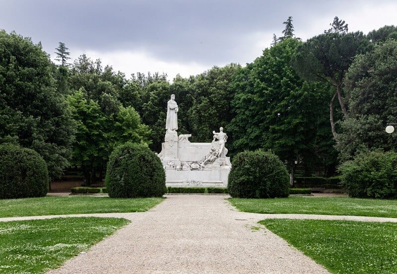 Monumento a Francesco Petrarca no Passegio del Prato em Arezzo