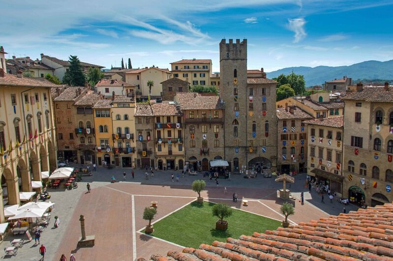 Parte da Piazza Grande, em Arezzo, vista de cima