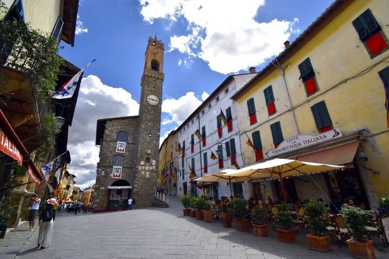 Piazza del Popolo no centro histórico de Montalcino