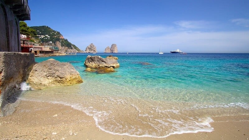 Praia na região Marina Piccola na Ilha de Capri