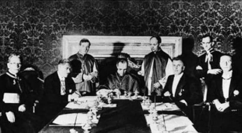 Imagem do momento em que o Tratado de Latrão foi assinado