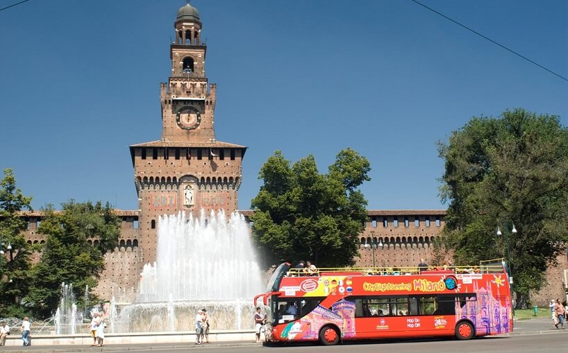 Ônibus turístico fazendo passeio por Milão