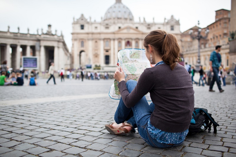 Turista com mapa no Vaticano em Roma