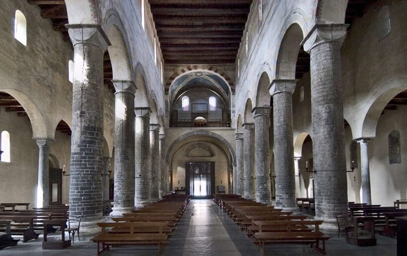 Interior da Basílica di Sant'Abbondio em Como 