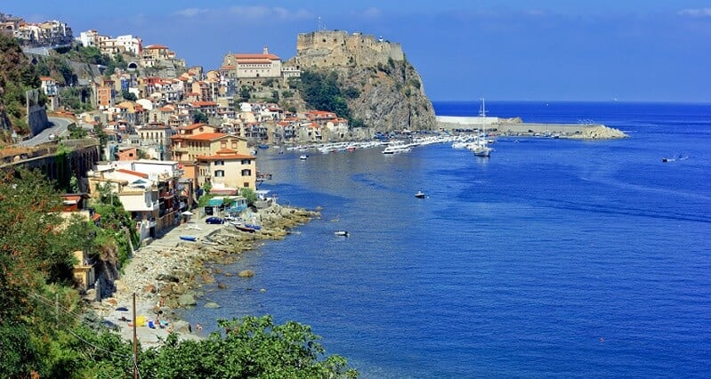 Vista da cidade Scilla em Reggio Calabria