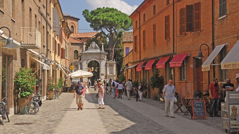 Pessoas caminhando pelas ruas de Ravena na Itália