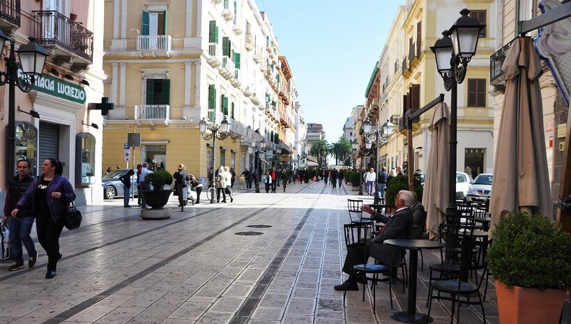 Rua da região conhecida como cidade nova em Taranto