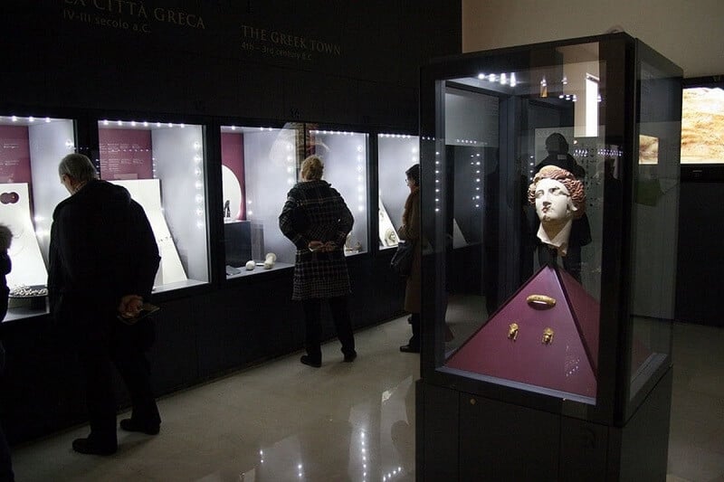 Visitantes observando peças expostas no Museo Nazionale Archeologico