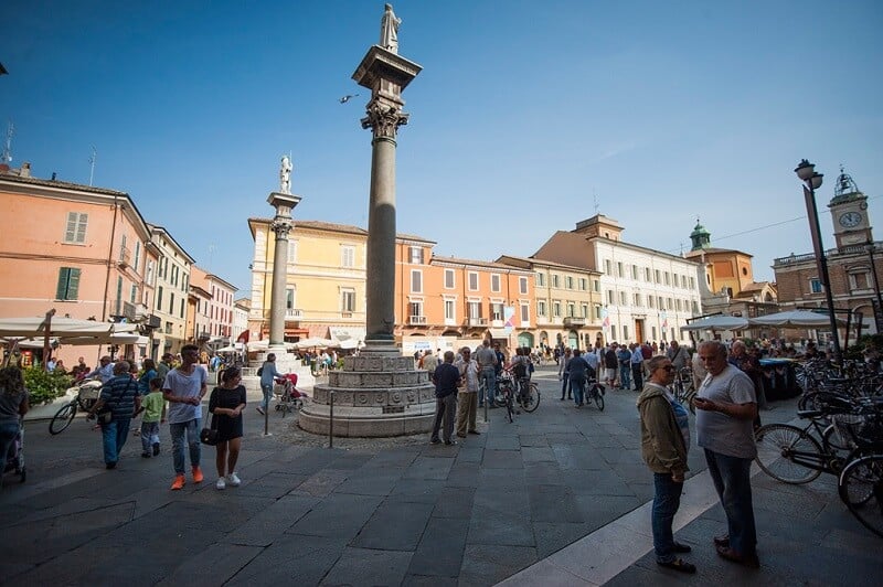 Estátuas de San Vitale e San Appolinaro na Piazza del Popolo em Ravena