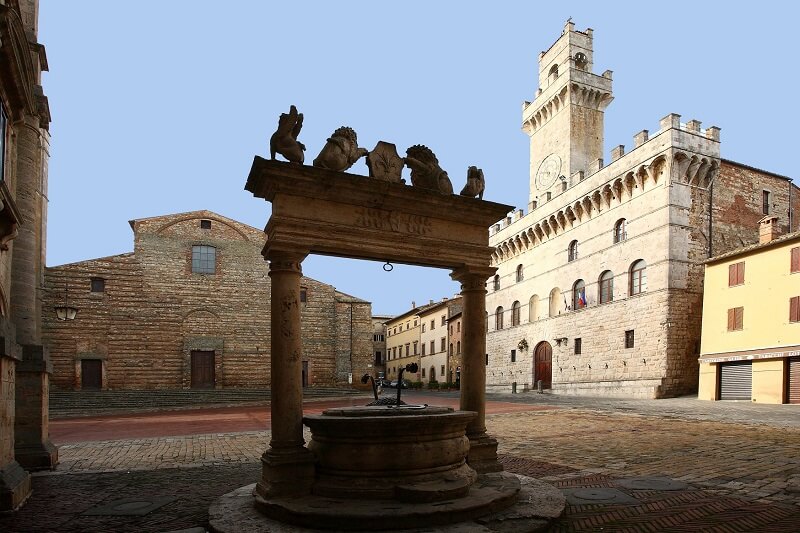 Poço Medieval com catedral de Montepulciano e Palazzo Comunale de fundo