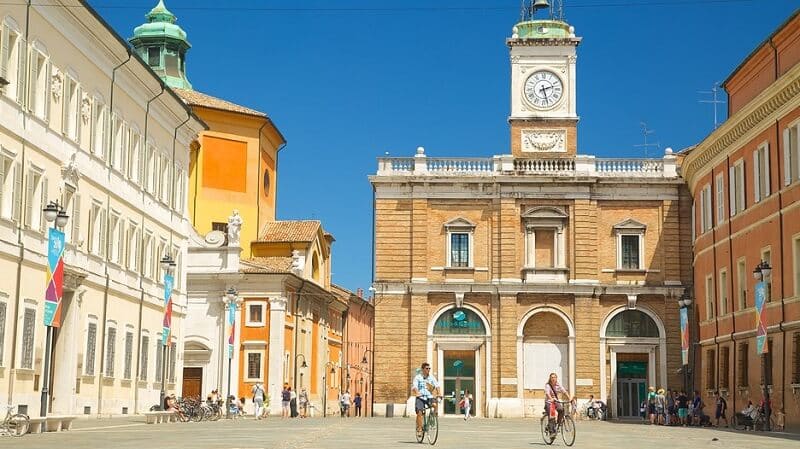 Piazza Del Popolo em Ravena na Itália