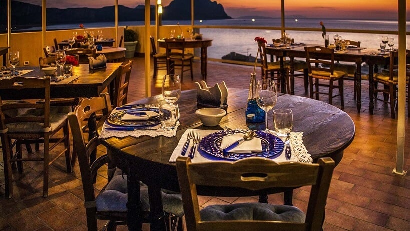 Restaurante à beira-mar