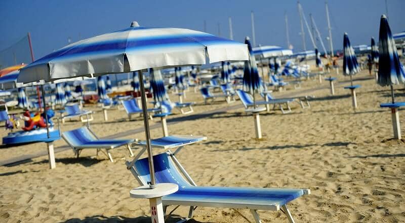 Cadeira e guarda-sol oferecidos em praia paga