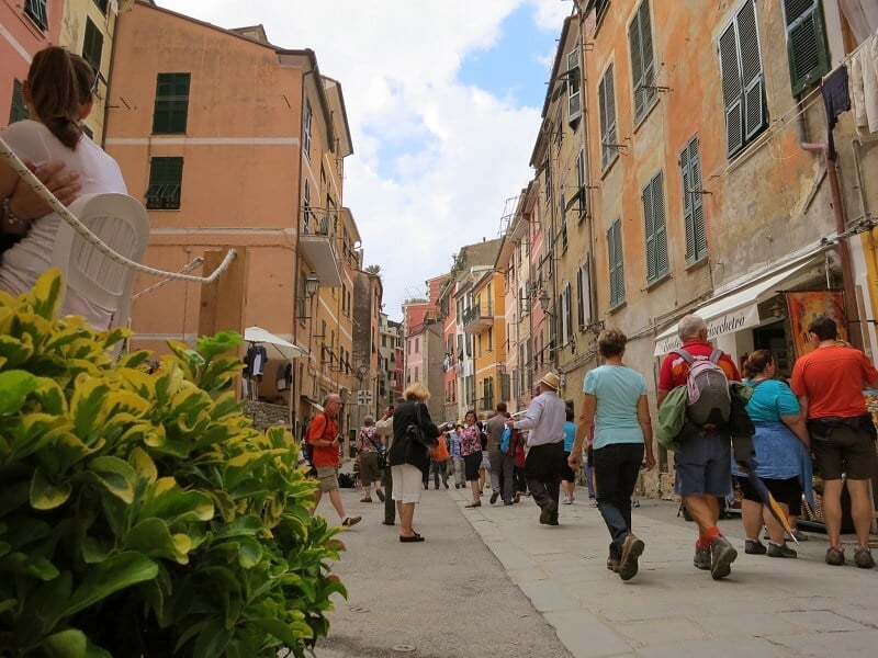 Pessoas passeando pela Via Roma em Vernazza