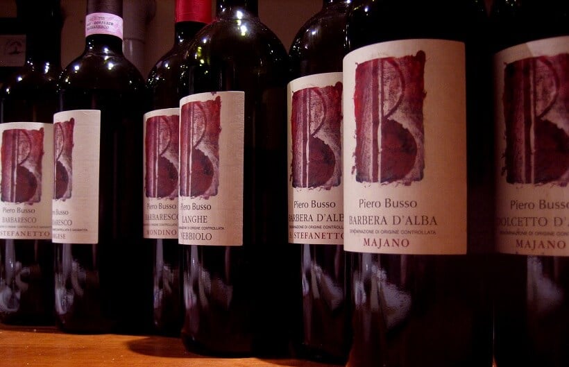 Garrafas produzidas na vinícola Piero Busso 