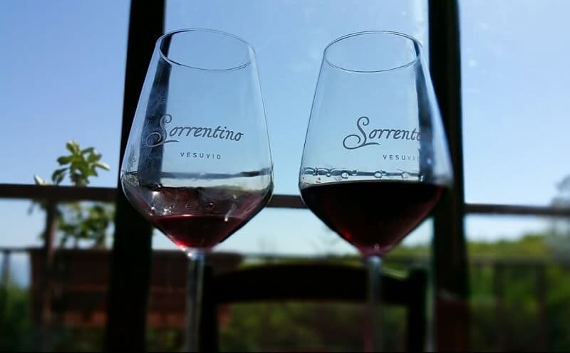 Taças de vinho da vinícola Azienda Sorrentino