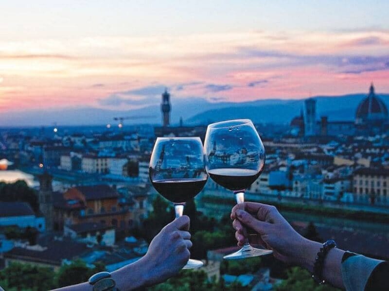Taças de vinho e Florença de fundo