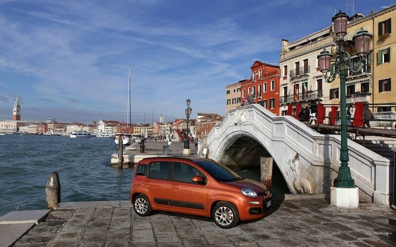 Carro estacionado próximo de canal de Veneza