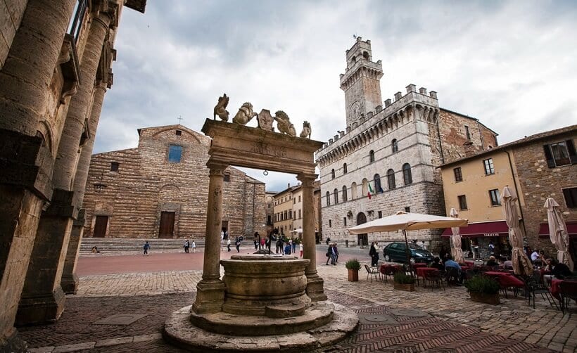 Poço Medieval localizado na Piazza Grande