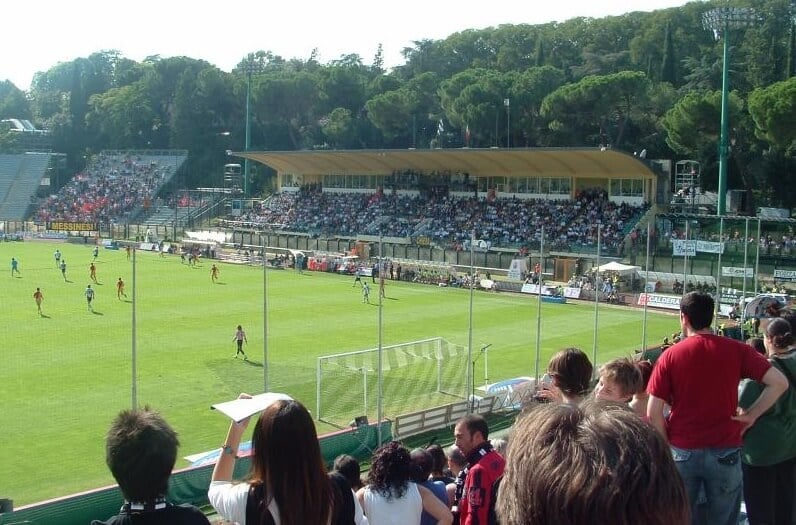 Torcida assistindo a jogo no Estádio Artemio Franchi em Siena