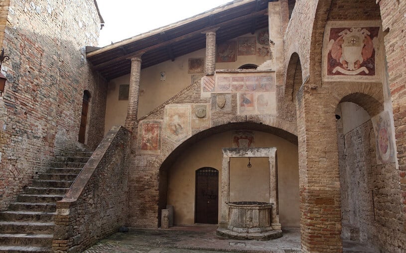 Parte externa do Palazzo Comunale em San Gimignano