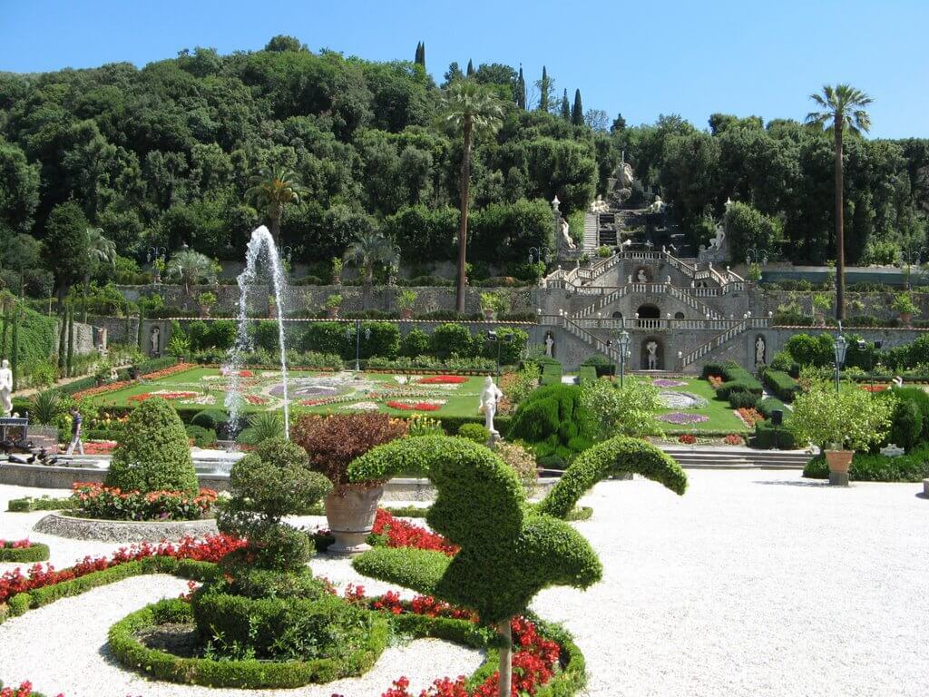 Jardim e ao fundo escadaria da Villa Garzoni