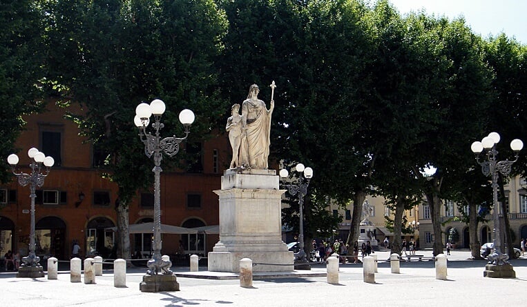 Escultura na Piazza Napoleone em Lucca