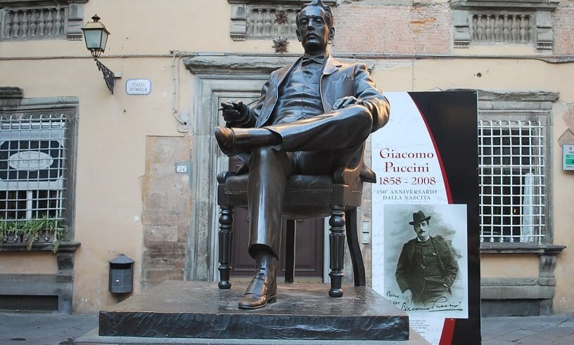 Estátua do compositor Giacomo Puccini