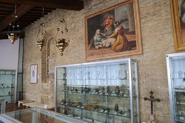 Obras expostas no Museo d'Arte Sacra em San Gimignano