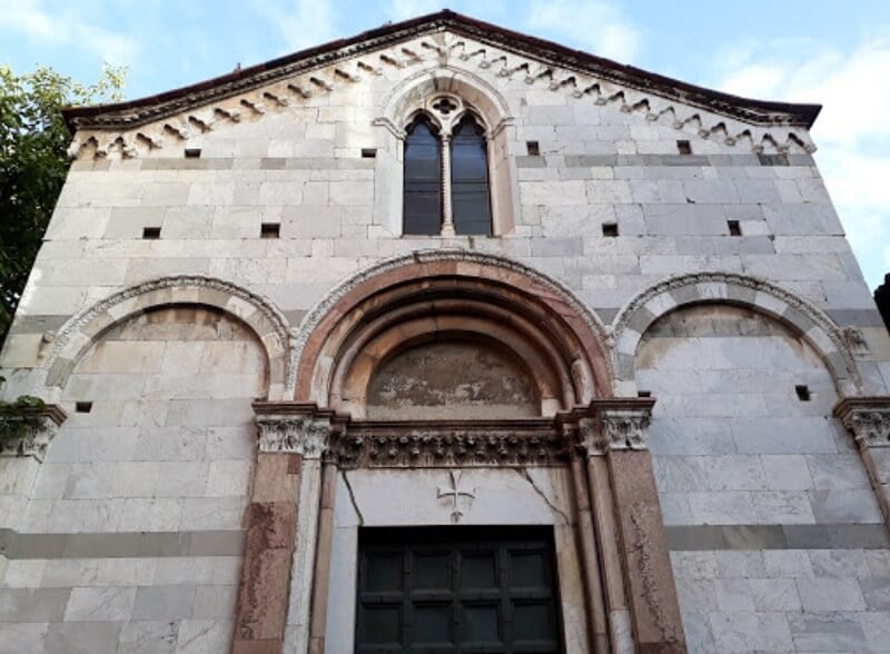 Chiesa Santa Giulia em Lucca vista debaixo