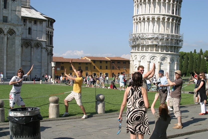 Visitantes tirando foto com a Torre de Pisa