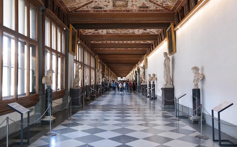 Corredor da Galeria Uffizi em Florença
