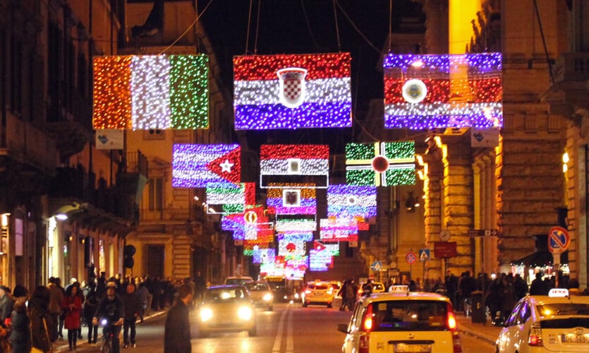 Iluminação natalina na Via del Corso