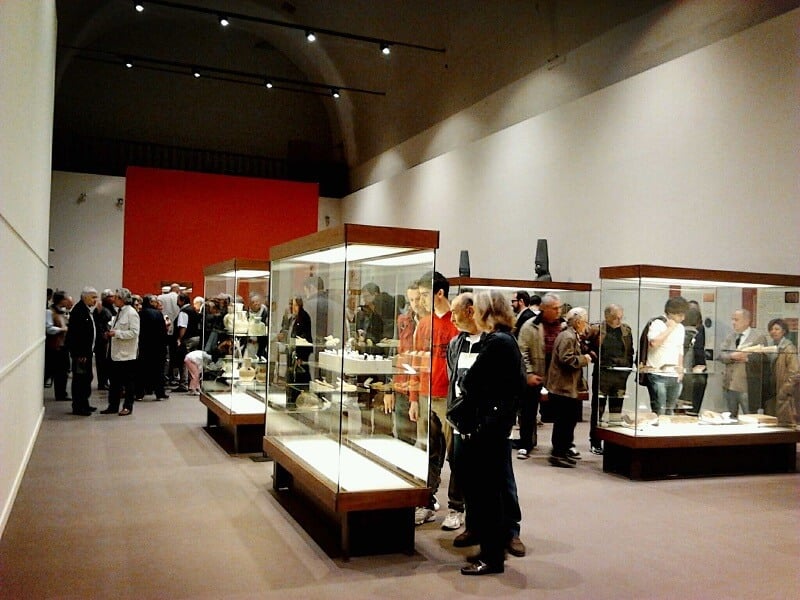 Visitantes no Museu Arqueológico em Florença