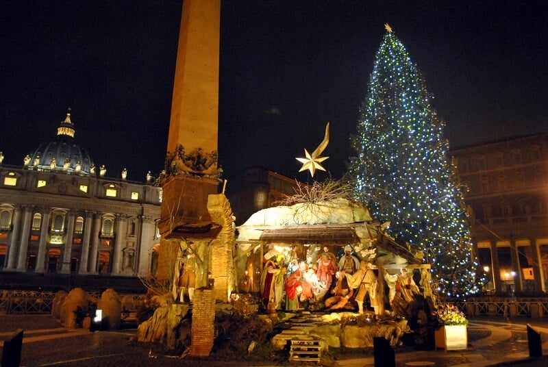 Árvore de Natal e presépio na Praça São Pedro em Roma