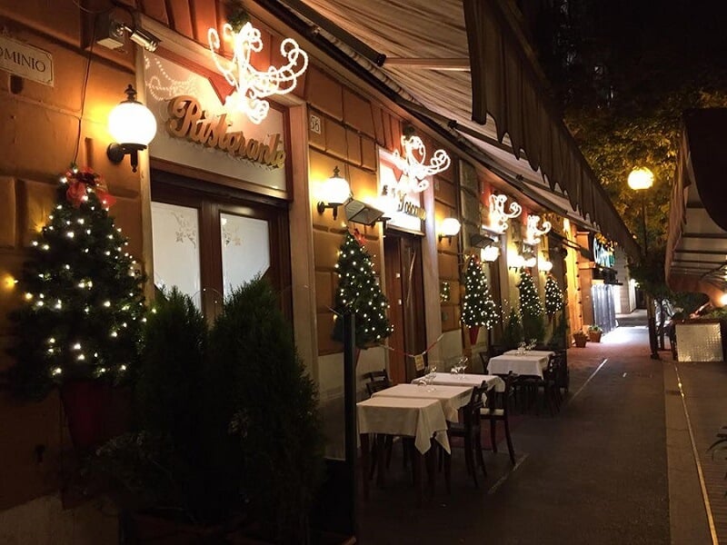 Restaurante com decoração de Natal em Roma