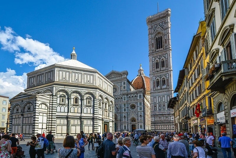 Visitantes na Piazza del Duomo