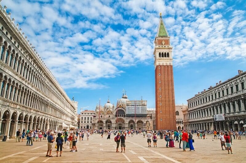Visitantes na Piazza San Marco em Veneza