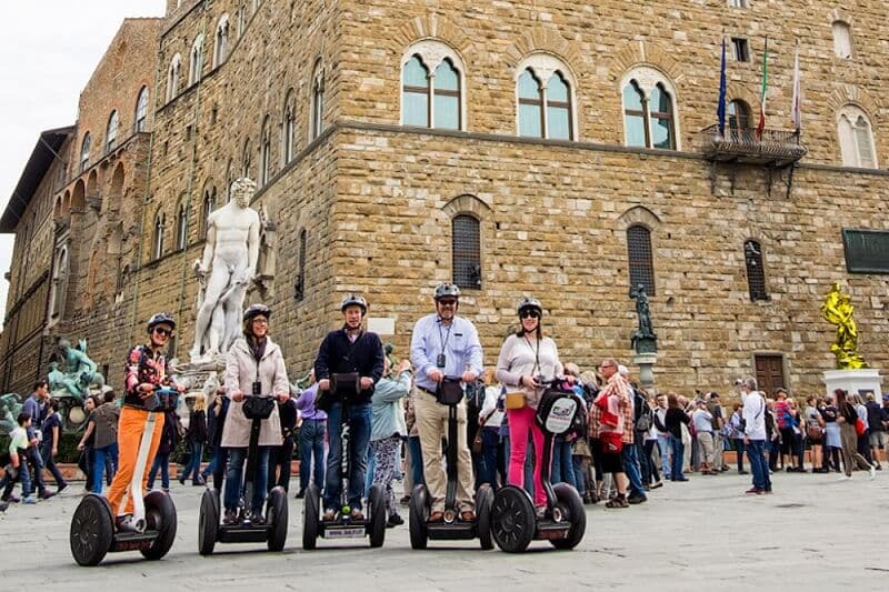 Turistas utilizando Segway na Piazza della Signoria em Florença