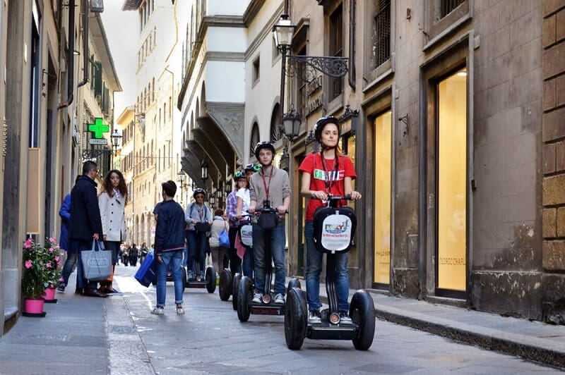 Pessoas fazendo tour de Segway em Florença
