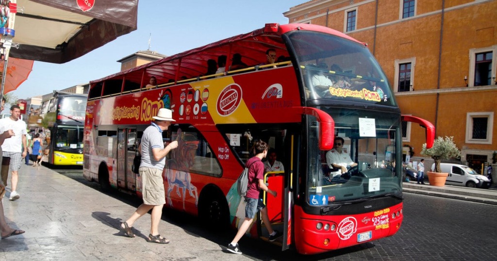 Visitantes subindo no ônibus Hop on Hop off em Roma