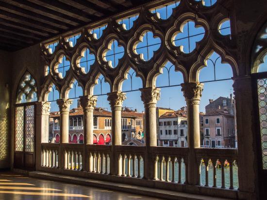 Vista do interior da Galeria D'Oro em Veneza