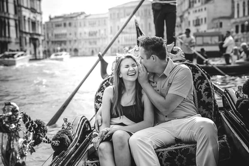 Casal andando de gôndola em Veneza