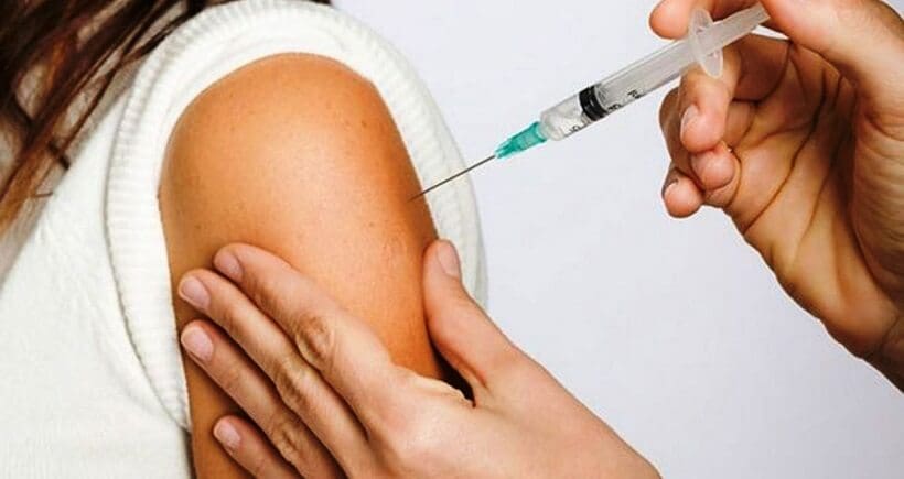 Mulher tomando vacina