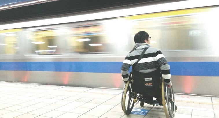 Cadeirante em plataforma de metrô