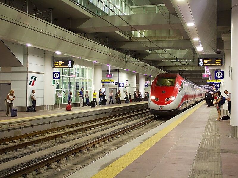 Trem na estação Bologna Centrale